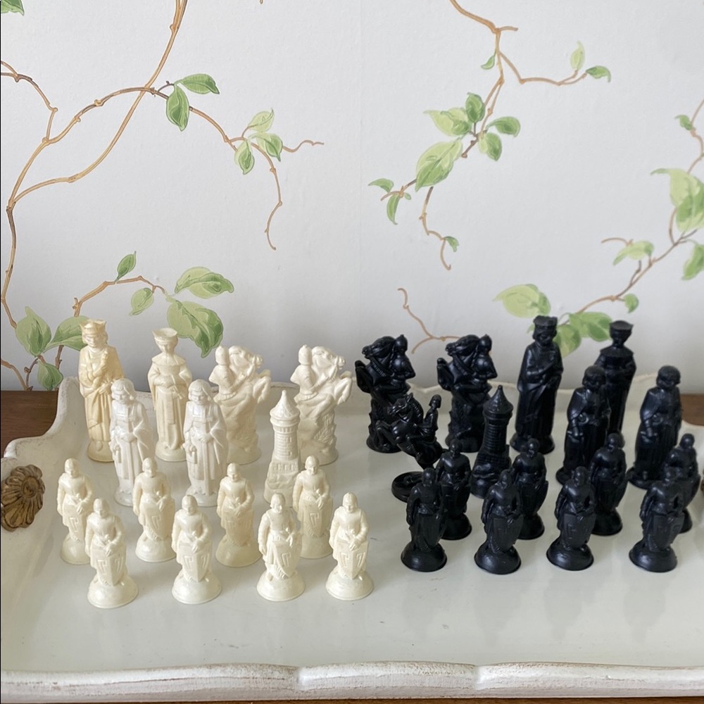 Vintage E.S.Lowe Renaissance Medieval Plastic Chess Pieces - 31 Pieces